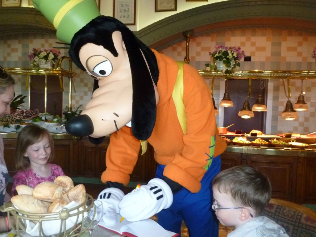 Goofy-at-Disneyland-Paris